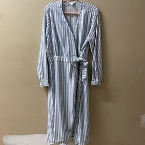 XL White & Light Blue V-Neck Wrap Dress 🤍💙